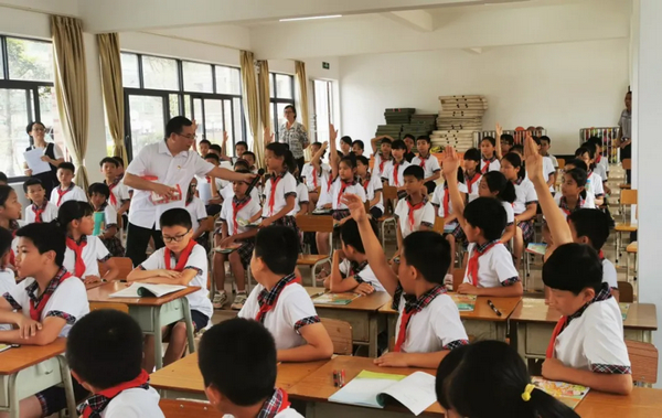 nEO_IMG_p4-我为群众办实事 各地市司法局开展“美好生活 民法典相伴”普法宣传活动.jpg