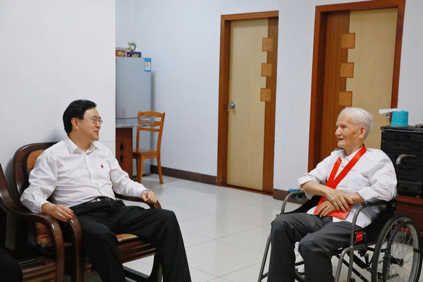 p1-陈旭东“七一”前夕走访慰问厅机关离休老党员.jpg